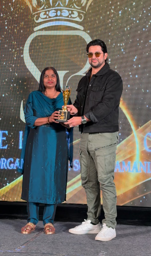 Bollywood Actor Aftab Shivdasani presenting trophy to lady awardee on stage