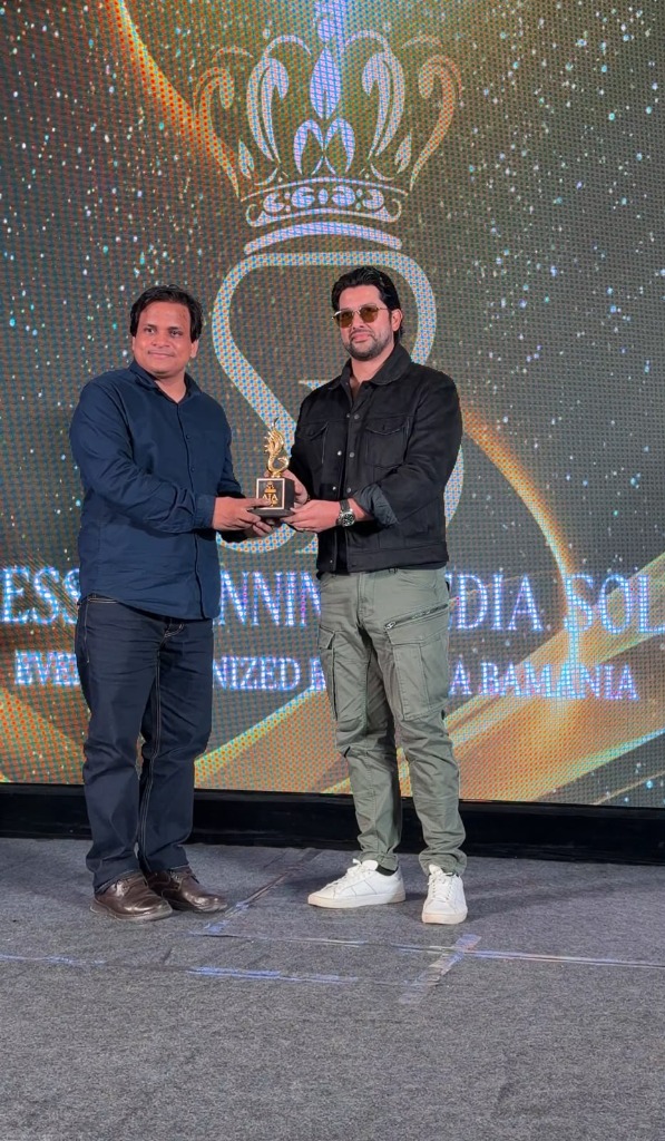 Nominated CEO receiving business award trophy from Aftab Shivdasani on stage