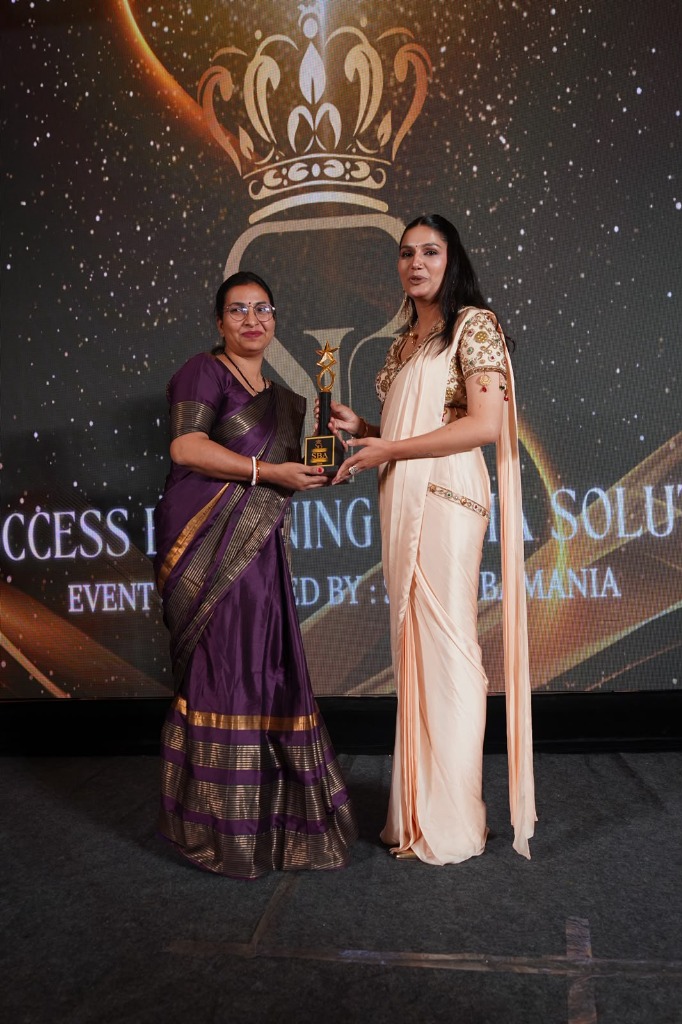 Bollywood Star Sapna Choudhary felicitating purple saree nominee on stage