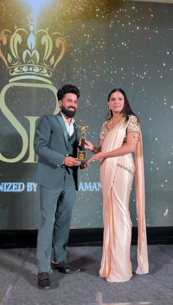 Bollywood Star Sapna Choudhary presenting trophy to nominee on stage
