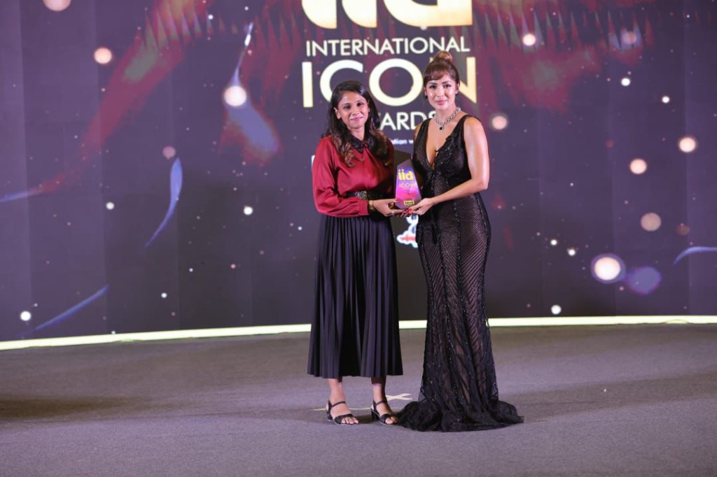 Malaika Arora presenting trophy on stage